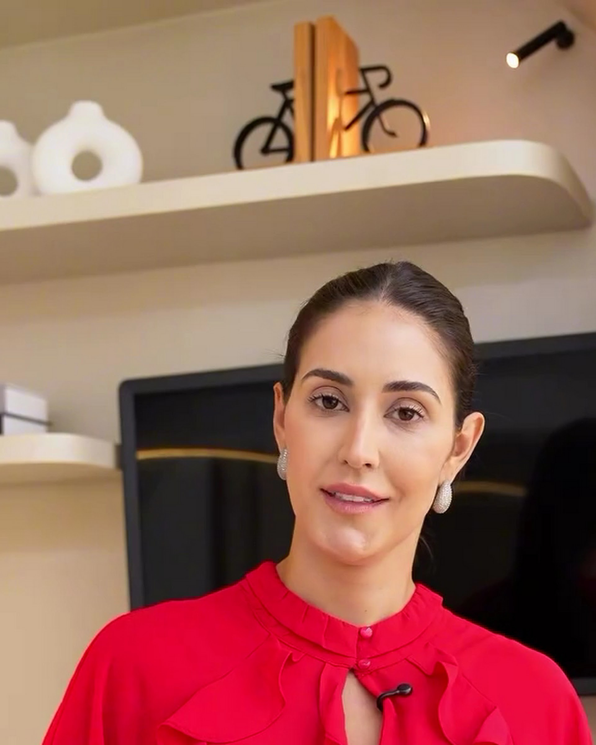Dra. Fernanda Bessa em retrato profissional no consultório, em luz quente e intimista